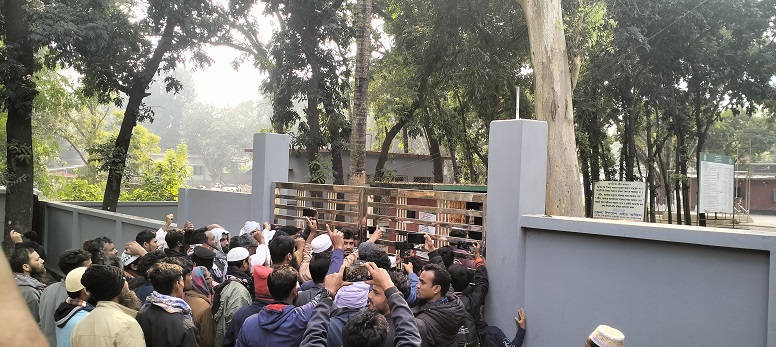 চাঁপাইনবাবগঞ্জে জঙ্গি সম্পৃক্ততায় সন্ত্রাস দমন আইনের মামলায় বন্দীর মুক্তির দাবিতে কারাগেটে শ্লোগান